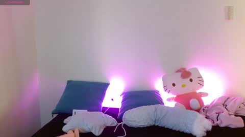 Snapshot of kittycatw chatting on 01.09.25 LAURA help me reach 100likes online show from 01.09.25