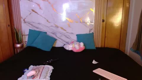 LAURA  help me reach 100likes online show from 04.18.26