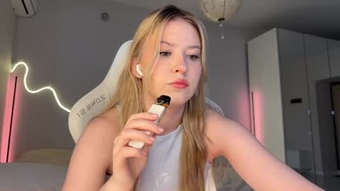 Snapshot of kittyloffe chatting on 04.12.26 Monika online show from 04.12.26