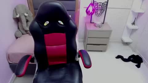  K I T T  Y  online show from 01.08.25