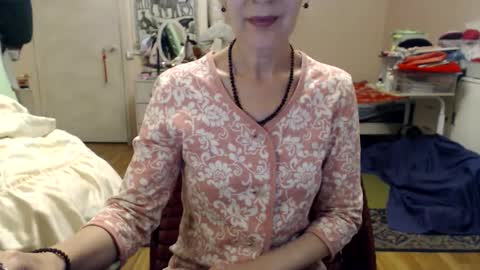 Snapshot of kiuminberry chatting on 10.05.25 KiuminBerry online show from 10.05.25