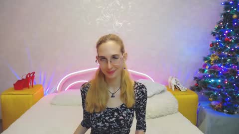 Snapshot of klaryevans chatting on 12.19.24 Klary online show from 12.19.24