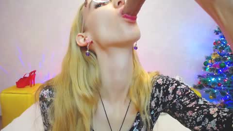 Snapshot of klaryevans chatting on 12.21.24 Klary online show from 12.21.24