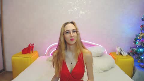 Snapshot of klaryevans chatting on 01.05.25 Klary online show from 01.05.25