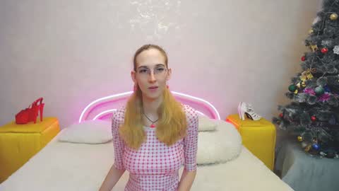 Snapshot of klaryevans chatting on 01.12.25 Klary online show from 01.12.25