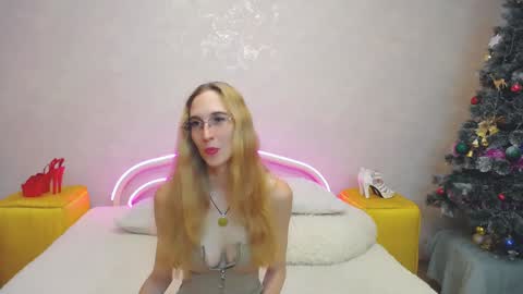 Snapshot of klaryevans chatting on 01.19.25 Klary online show from 01.19.25