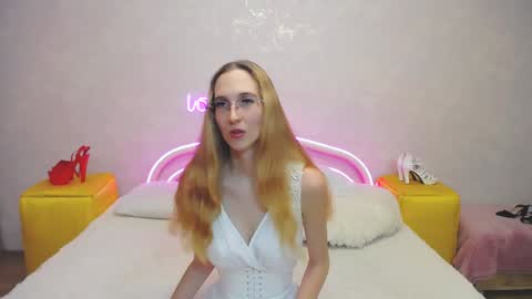 Snapshot of klaryevans chatting on 01.29.25 Klary online show from 01.29.25