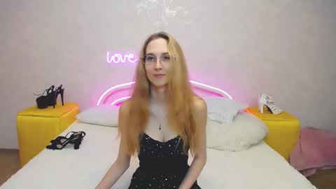 Snapshot of klaryevans chatting on 02.23.25 Klary online show from 02.23.25