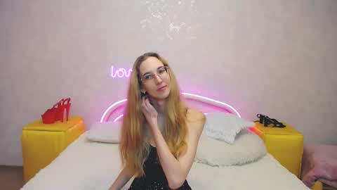 Snapshot of klaryevans chatting on 02.24.25 Klary online show from 02.24.25