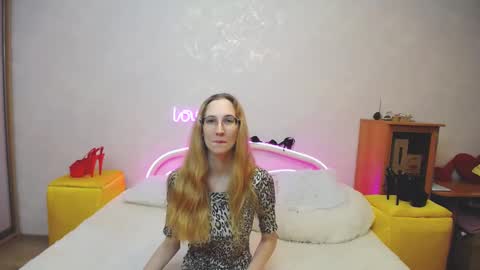 Snapshot of klaryevans chatting on 03.07.25 Klary online show from 03.07.25