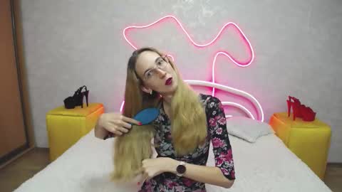 Snapshot of klaryevans chatting on 09.14.25 Klary online show from 09.14.25