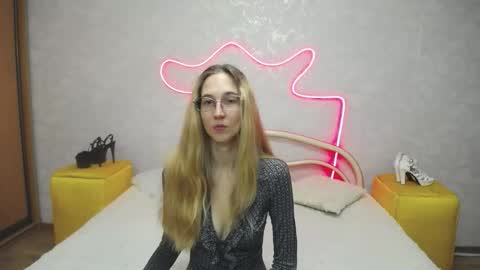 Snapshot of klaryevans chatting on 09.27.25 Klary online show from 09.27.25