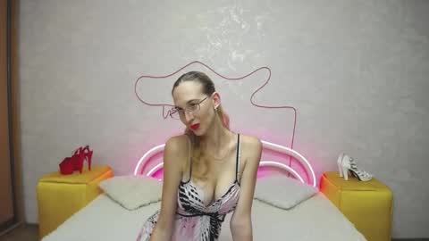 Snapshot of klaryevans chatting on 10.05.25 Klary online show from 10.05.25