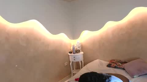 K L O E online show from 09.25.25