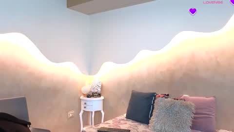 K L O E online show from 10.23.25