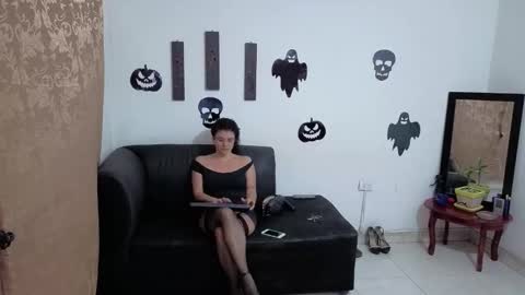 Snapshot of kloewolf chatting on 10.23.25 Kloe  online show from 10.23.25