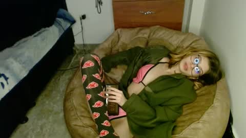 Snapshot of kratos_and_afrodita chatting on 10.04.25 kratos_and_afrodita online show from 10.04.25