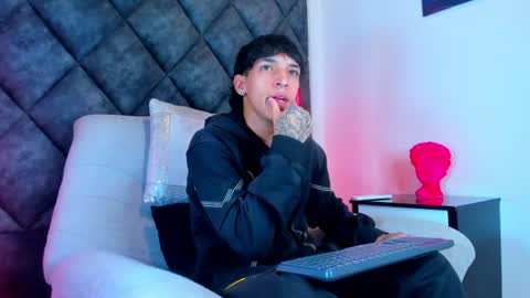 Snapshot of kroywave chatting on 07.31.26 Kroy Wave Muscle Tattoos Latino online show from 07.31.26