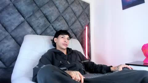 Snapshot of kroywave chatting on 08.01.26 Kroy Wave Muscle Tattoos Latino online show from 08.01.26
