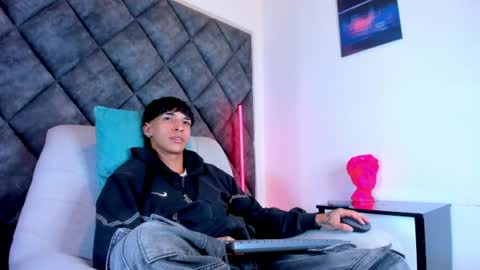 Snapshot of kroywave chatting on 08.04.26 Kroy Wave Muscle Tattoos Latino online show from 08.04.26