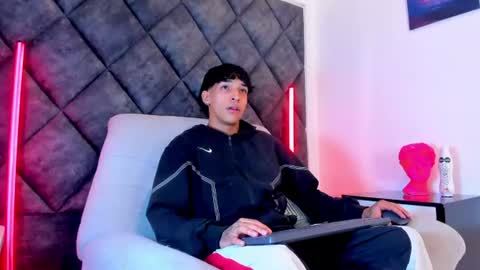 Snapshot of kroywave chatting on 08.05.26 Kroy Wave Muscle Tattoos Latino online show from 08.05.26