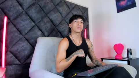 Snapshot of kroywave chatting on 08.07.26 Kroy Wave Muscle Tattoos Latino online show from 08.07.26