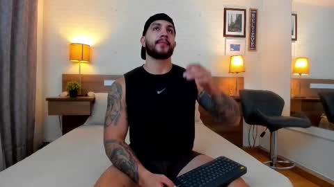 Snapshot of kylenorth_ chatting on 10.05.25 kylenorth_ online show from 10.05.25