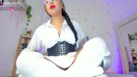 Snapshot of kylie_evans_18 chatting on 01.13.25 Kylie online show from 01.13.25