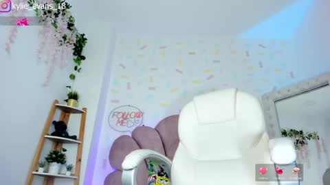 Snapshot of kylie_evans_18 chatting on 02.23.25 Kylie online show from 02.23.25