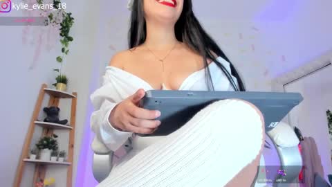 Snapshot of kylie_evans_18 chatting on 03.02.25 Kylie online show from 03.02.25