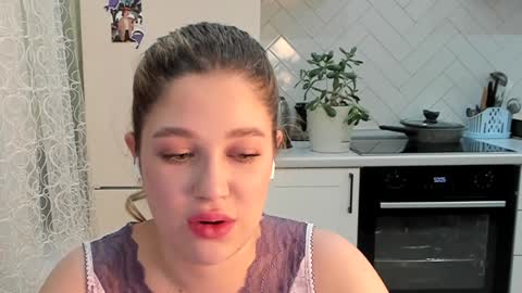 Snapshot of kylieblond chatting on 12.18.24 Din online show from 12.18.24