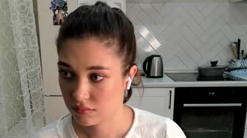 Snapshot of kylieblond chatting on 11.24.25 Din online show from 11.24.25