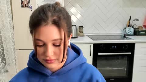 Snapshot of kylieblond chatting on 01.08.26 Din online show from 01.08.26