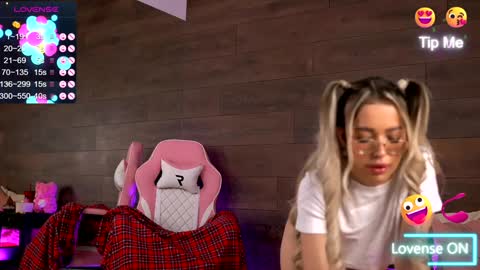 Snapshot of kyliejoyce chatting on 12.14.24 Kylie online show from 12.14.24