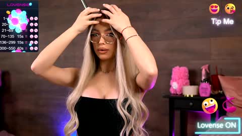 Snapshot of kyliejoyce chatting on 12.15.24 Kylie online show from 12.15.24