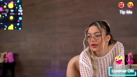 Snapshot of kyliejoyce chatting on 12.18.24 Kylie online show from 12.18.24