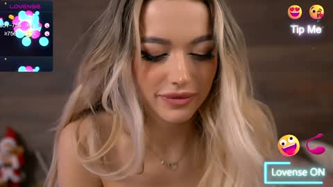 Snapshot of kyliejoyce chatting on 12.26.24 Kylie online show from 12.26.24