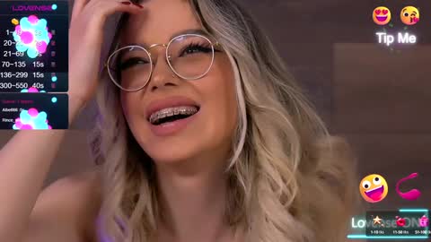 Snapshot of kyliejoyce chatting on 01.04.25 Kylie online show from 01.04.25