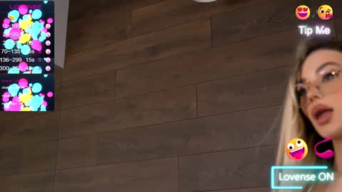 Snapshot of kyliejoyce chatting on 01.05.25 Kylie online show from 01.05.25