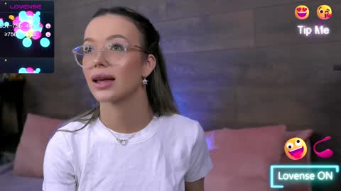 Snapshot of kyliejoyce chatting on 01.17.25 Kylie online show from 01.17.25