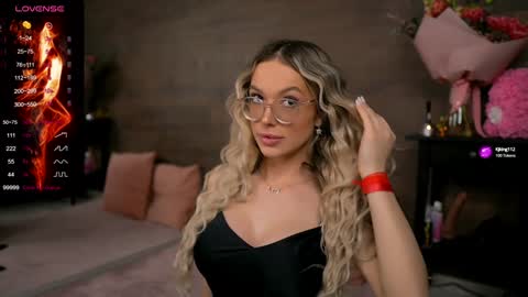 Snapshot of kyliejoyce chatting on 02.06.25 Kylie online show from 02.06.25