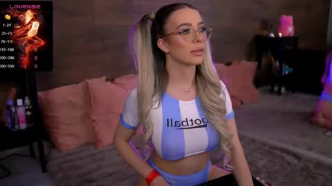 Snapshot of kyliejoyce chatting on 02.09.25 Kylie online show from 02.09.25