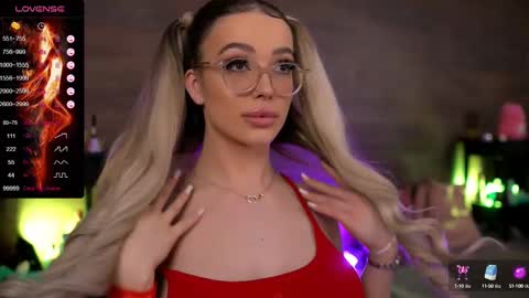 Snapshot of kyliejoyce chatting on 02.11.25 Kylie online show from 02.11.25