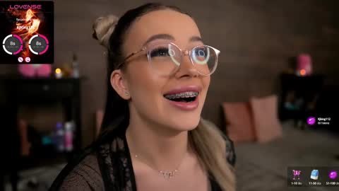 Snapshot of kyliejoyce chatting on 02.11.25 Kylie online show from 02.11.25