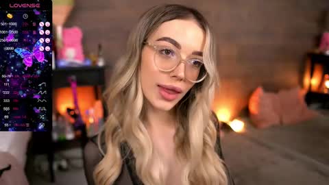 Snapshot of kyliejoyce chatting on 03.11.25 Kylie online show from 03.11.25