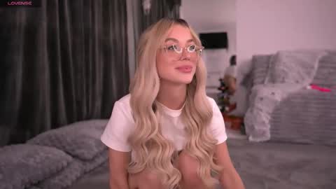 Snapshot of kyliejoyce chatting on 10.21.25 Kylie online show from 10.21.25