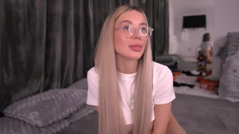 Snapshot of kyliejoyce chatting on 10.28.25 Kylie online show from 10.28.25