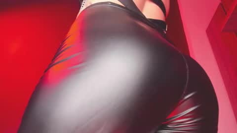 K Y L I E online show from 10.10.25