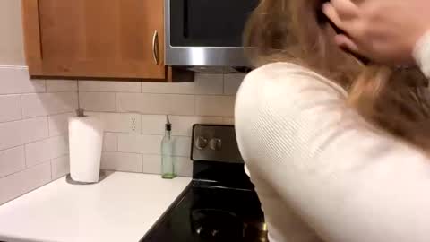 Snapshot of kyliemiley chatting on 01.09.25 Kylie online show from 01.09.25