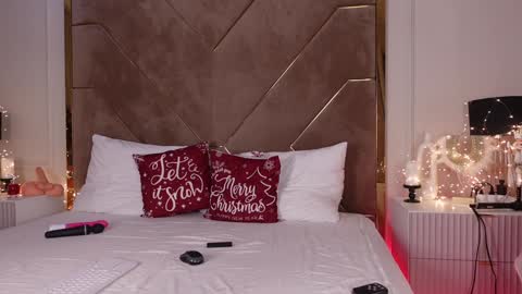 Snapshot of kylievee chatting on 12.29.24 Kylie online show from 12.29.24